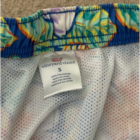 Vineyard Vines Swim Trunks Floral Tropical
Print Men's Size Small Shorts - Picture 5 of 8